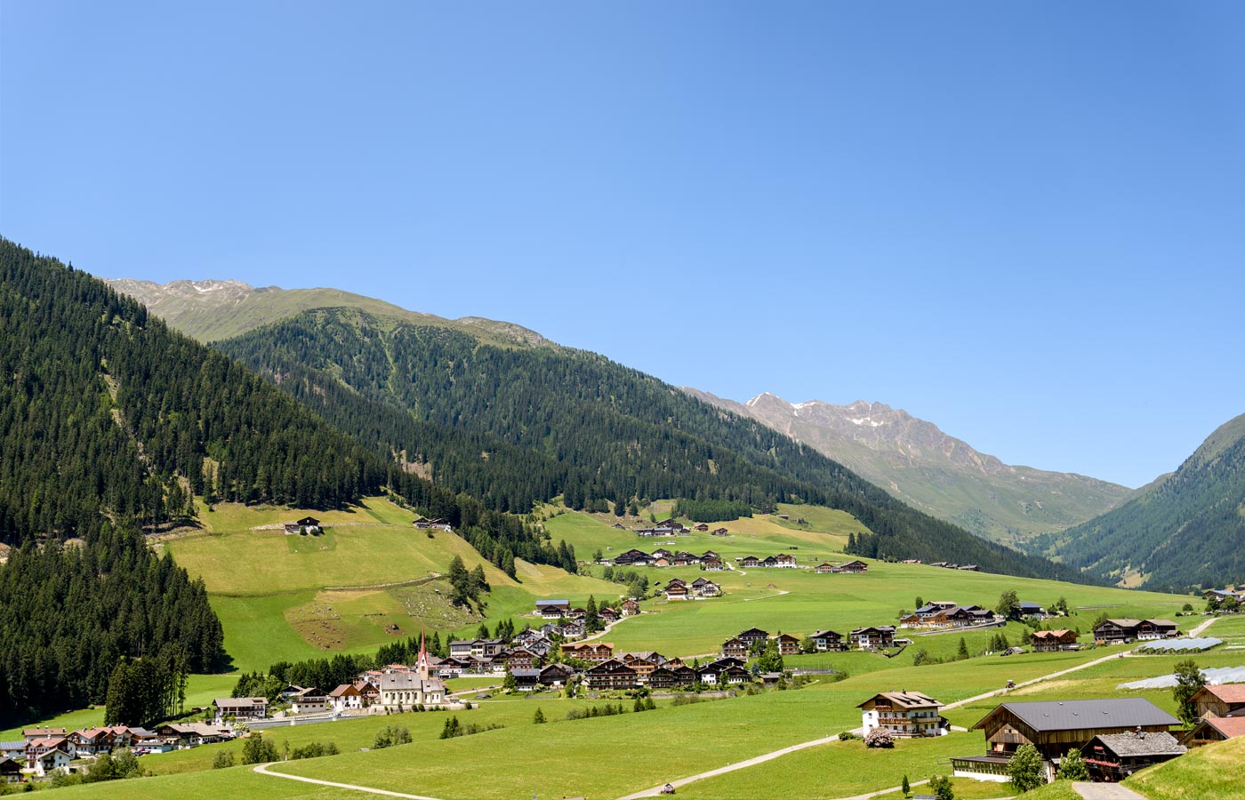 Winterlicher Überblick über das Dorf von Gsies in Südtirol und über das mit Schnee bedeckte Tal.