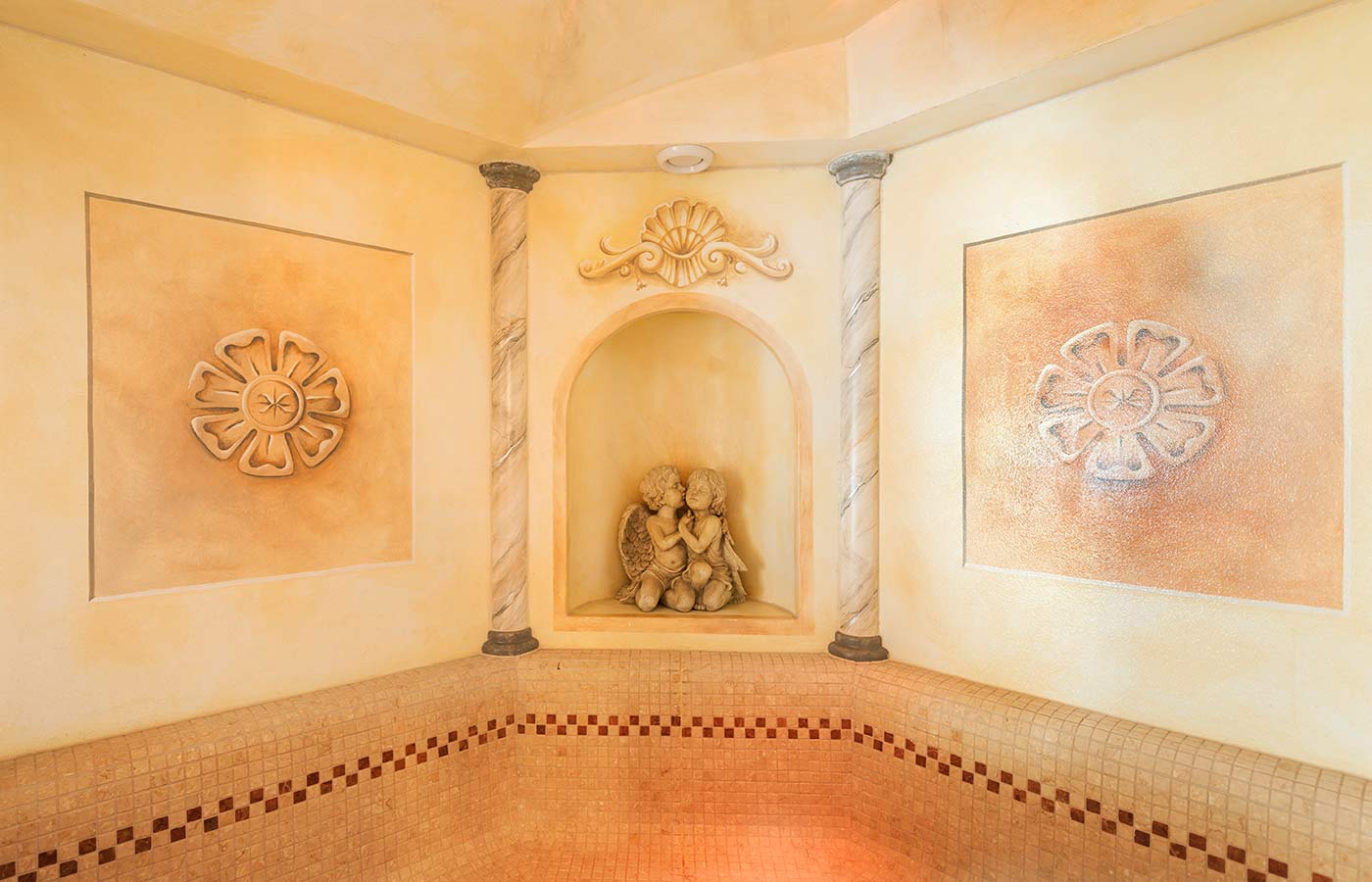 Mosaici e affreschi sulle pareti nel bagno turco nella spa dell'Hotel Waldheim in Val Casies