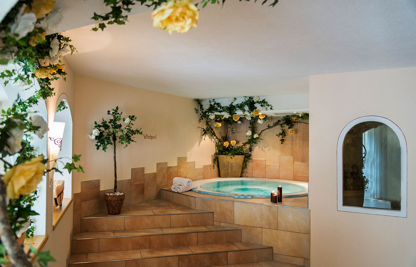 Area wellness dell'Hotel Waldheim: la vasca idromassaggio tonda