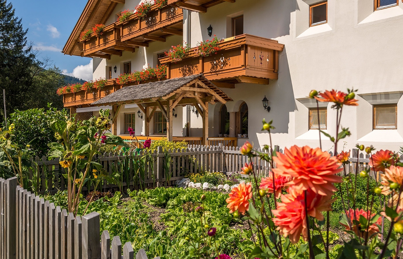 Hotel Waldheim im Pustertal von außen gesehen mit blühendem Garten