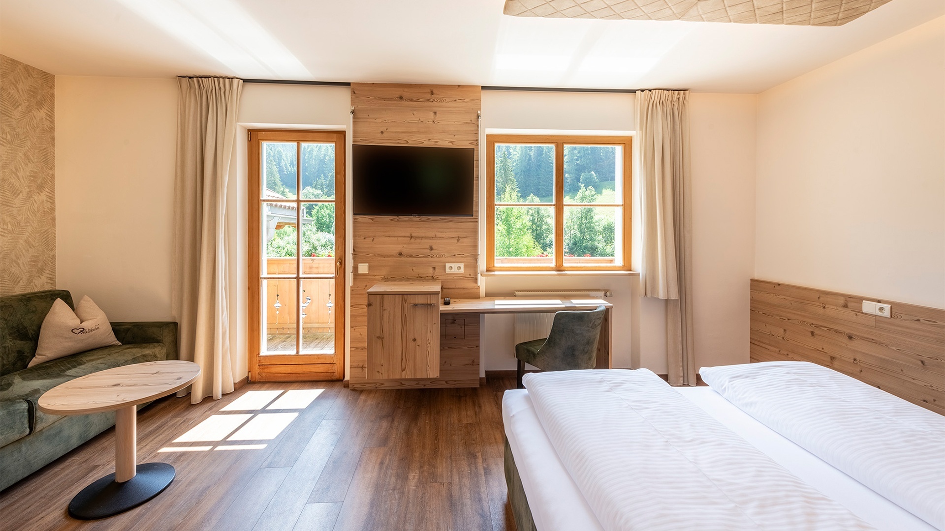 Doppelbett aus Naturholz in einem Zimmer des Hotel Waldheim in Südtirol, Italien.