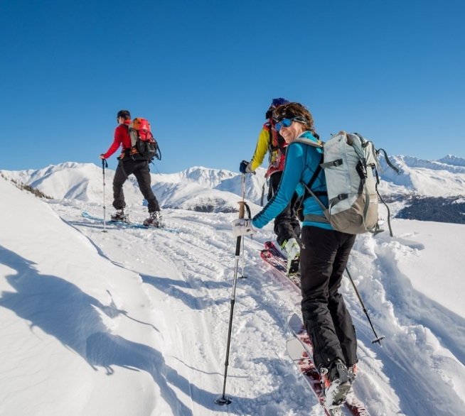 Al centro del divertimento con sci alpino, sci di fondo e trekking